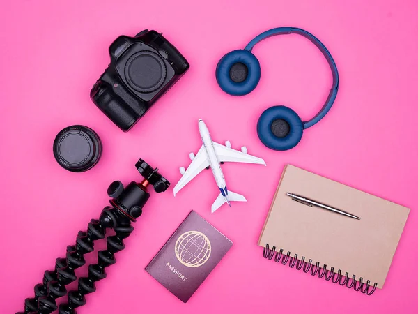 Плоский вид сверху путешественника фотограф аксессуары на розовом фоне — стоковое фото
