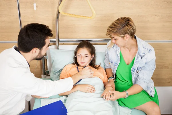 Médico revisando su corazón paciente —  Fotos de Stock