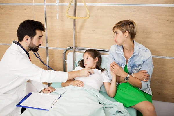 Lekarz sprawdzania jej serce pacjenta — Zdjęcie stockowe
