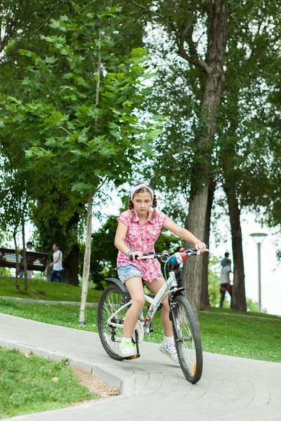 Chica montando su bicicleta — Foto de Stock