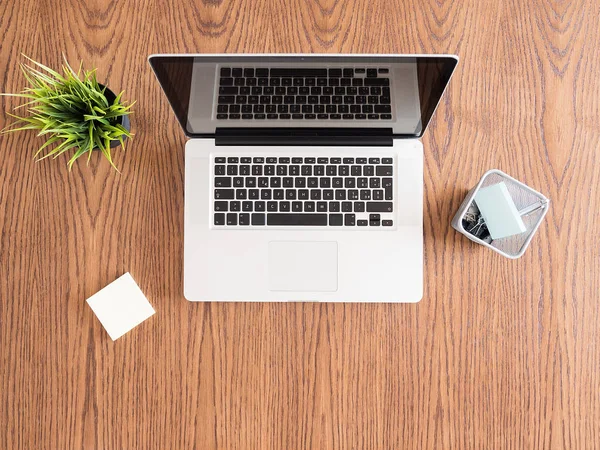 Laptop aberto em uma mesa de madeira — Fotografia de Stock