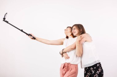 Bir selfie bir selfie sopayla çekerken çok eğlenceli sahip iki en iyi arkadaşlar