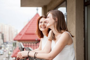 Söz ve balkon gülüyor iki bayan arkadaş