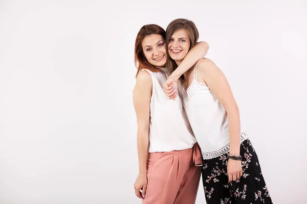 Två vackra flicka vänner omfamnar varandra — Stockfoto
