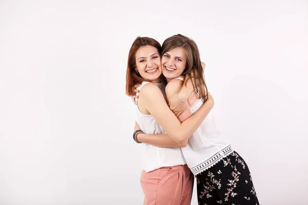两个美丽的女孩朋友拥抱对方 — 图库照片
