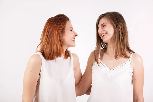 Due migliori amiche che si guardano — Foto Stock