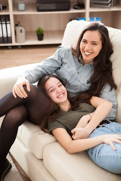 Hermanas más jóvenes y mayores pasándola muy bien juntas — Foto de Stock