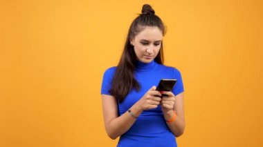 Onun akıllı telefon kullanan güzel esmer kadın
