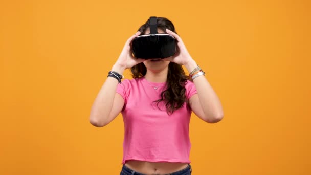 Vr を着た若い女性 heand にゴーグルし、仮想現実を楽しむ — ストック動画