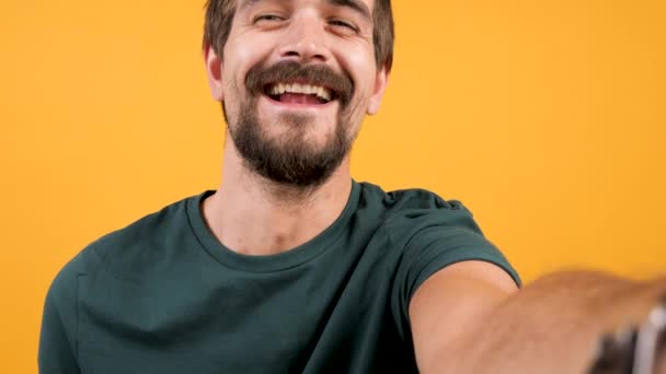 Дорослий бородатий чоловік відеоблог зі своєю камерою — стокове відео
