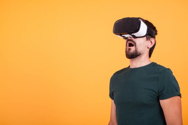 VR sanal gerçeklik kulaklık giyen adam hayran olduğunu
