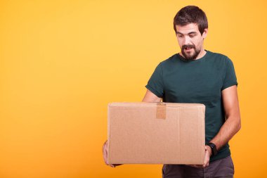 Çekici mutlu gülümseyen teslimat adam cartboard kutusu