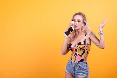 Mutlu oldukça sarı saçlı kadının telefonunu şarkı