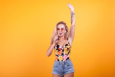 Sevimli genç kadının telefonunu Studio üzerinde şarkı