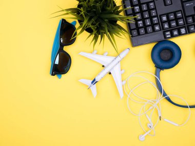 Sarı arka plan üzerinde bir uçak üstten görünüm