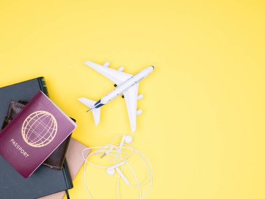 sarı arka plan üzerinde düz yatıyordu seyahat aksesuarları