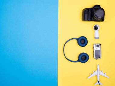 Düz yatıyordu yukarıdan uçak sarı zemin üzerine