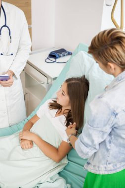 Doktor ziyaret hasta kız 