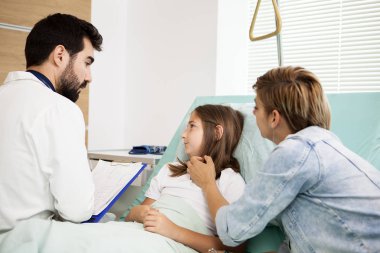 Doktor ile hasta kız konuşan 
