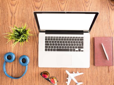 Gezgin işadamı laptop ahşap Resepsiyon üstten görünüm