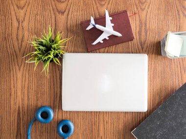 ahşap Resepsiyon kavramı görüntü üzerinde seyahat işadamı üstten görünüm 