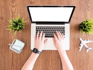 İşadamı dizüstü bilgisayar kavramı imajını woden masa üzerine yazma 