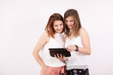 Tablet Pc tutan iki güzel kadın portresi