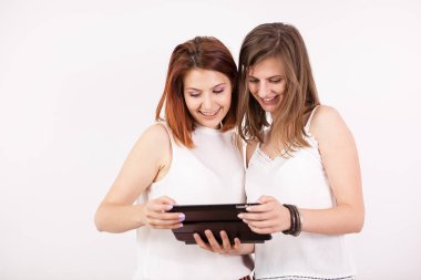 Tablet Pc tutan iki güzel kadın portresi
