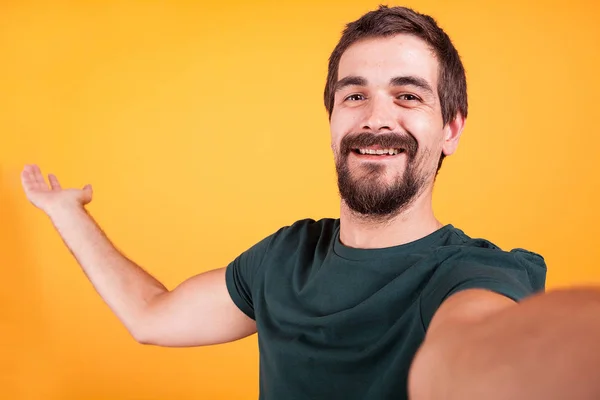 Cool lächelnd gutaussehender Typ, der in die Kamera lächelt, während er ein Selfie macht — Stockfoto