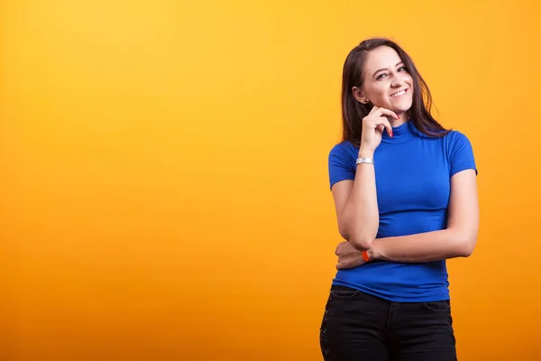 Hermosa joven sonriendo — Foto de Stock