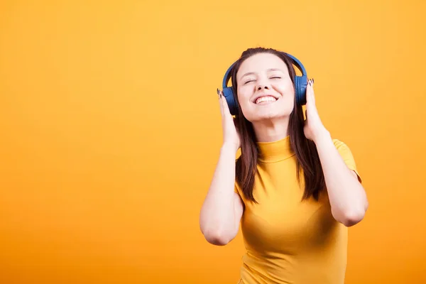 Carina giovane donna che ascolta musica in studio — Foto Stock