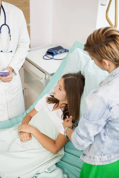 Médico visitando paciente chica —  Fotos de Stock