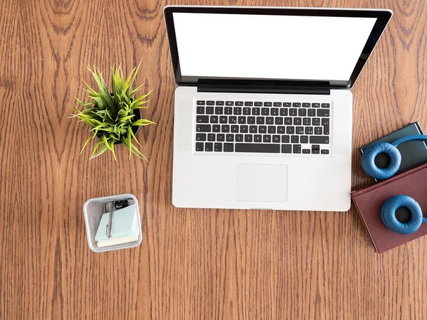 Businessman vista laptop na mesa de madeira — Fotografia de Stock