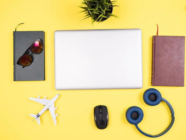 Viajante empresário laptop vista superior na mesa de madeira — Fotografia de Stock