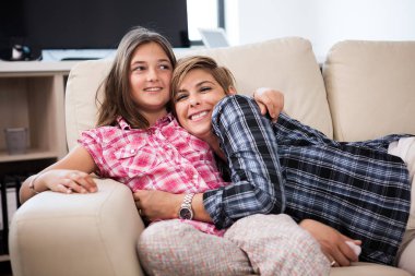 Kanepede yatan anne ve kızı