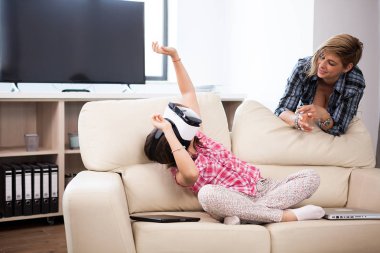 Sanal gerçeklik kulaklık ve o dönemin oyunları Oyunlar giyen çocuk mutlu