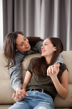 İki mutlu ve eğlenceli kız kardeş
