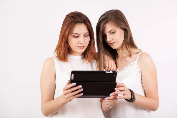 Heureux amis féminins regardant une tablette PC — Photo