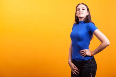 Çekici genç bayan gülümsüyor.