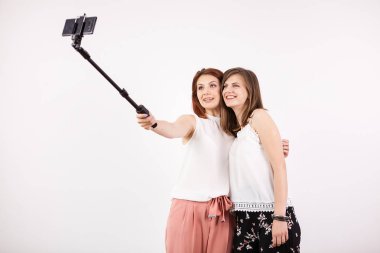 Bir selfie bir selfie sopayla çekerken çok eğlenceli sahip iki en iyi arkadaşlar