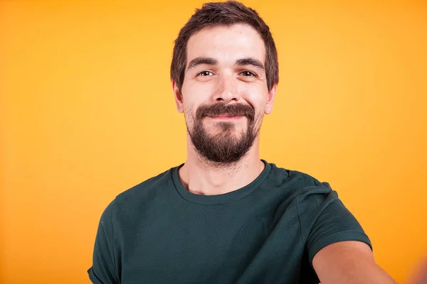 Primer retrato selfie de hombre sonriente feliz —  Fotos de Stock