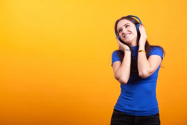 Женщина слушает музыку в наушниках — стоковое фото