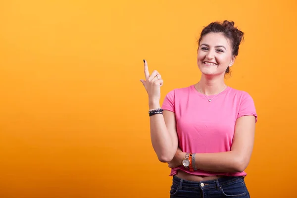 Mujer joven y hermosa señalando hacia arriba — Foto de Stock