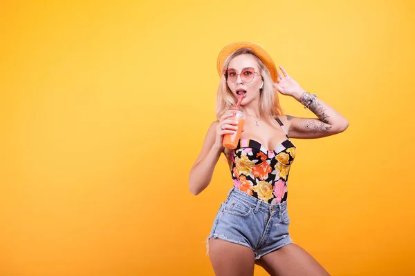 Attraktive junge Frau trinkt Orangensaft — Stockfoto