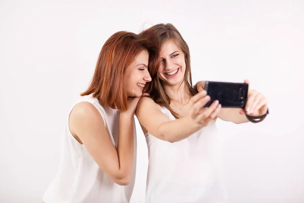 Deux filles heureuses prenant un selfie — Photo