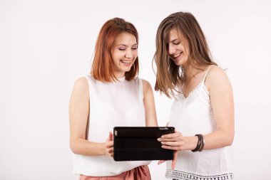 Tablet Pc tutan iki güzel kadın portresi