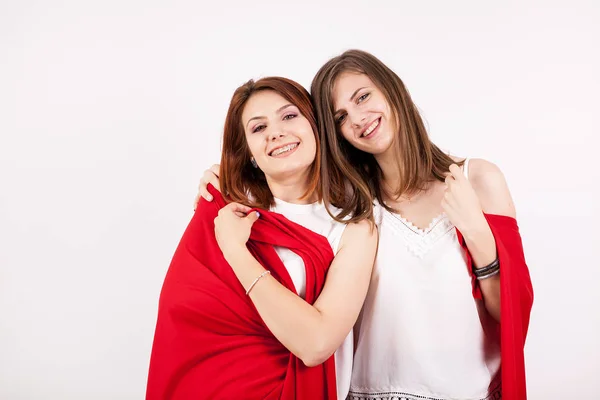 两个美丽的女性朋友用红毯覆盖着他们自己 — 图库照片