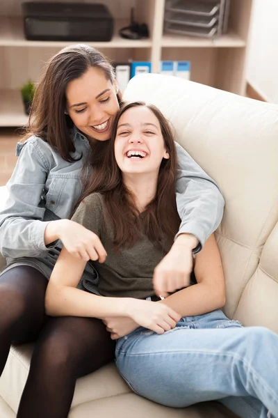 La vieja hermana está abrazando a la más joven — Foto de Stock