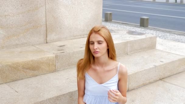 Roodharige mooie model in zomerjurk poseren voor een fotograaf — Stockvideo