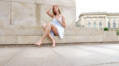 Dışında merdivenlerde oturan güzel kızıl saçlı kadın